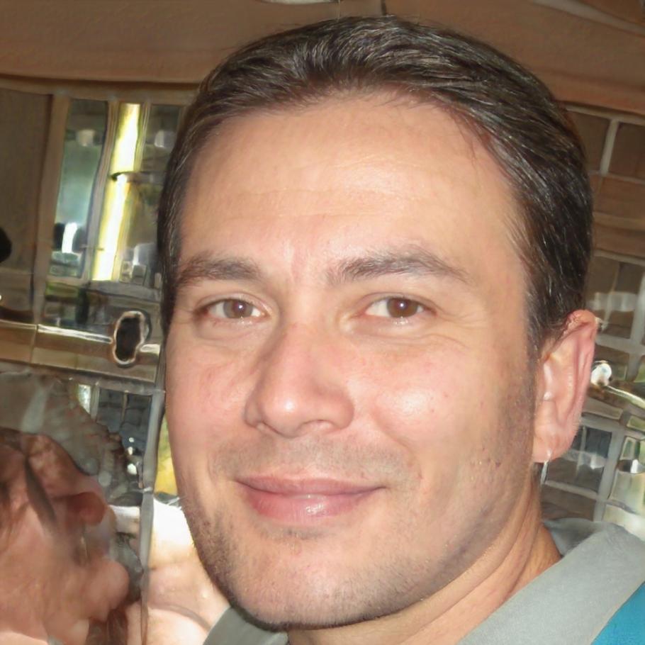 Retrato profesional de Raúl Mendoza, director de programas educativos en quarvexolnita