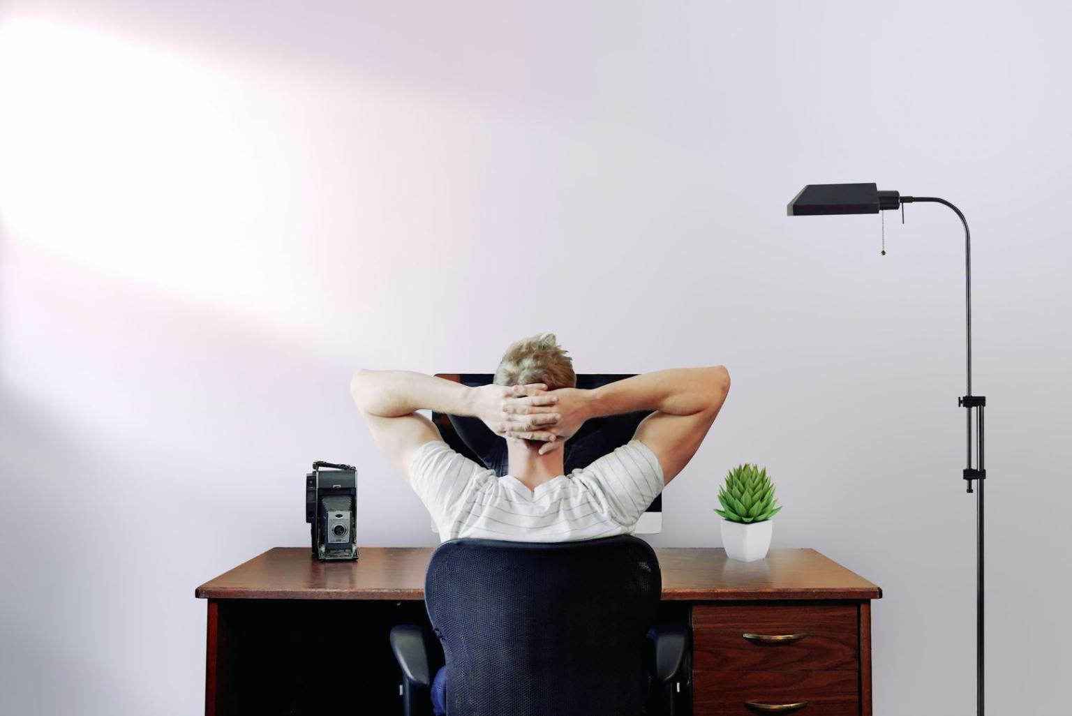 Espacio de trabajo creativo en las oficinas de quarvexolnita en Elche